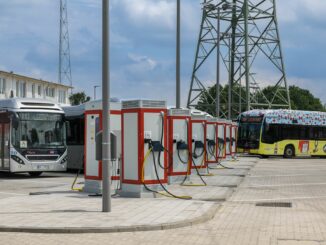 Busse stehen an Ladesäulen auf einem Betriebshof der Verkehrsbetriebe Hamburg-Holstein (VHH).