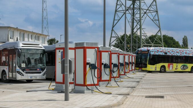 E-Busse bei Verkehrsbetrieben Hamburg-Holstein Busse stehen an Ladesäulen auf einem Betriebshof der Verkehrsbetriebe Hamburg-Holstein (VHH).