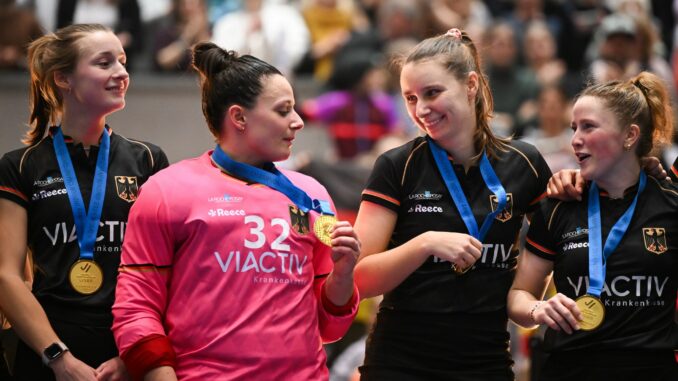 Hockey-Torhüterin Rosa Krüger Torfrau Rosa Krüger (2.v.l.) wurde mit ihrem HTHC deutsche Meisterin und MVP der Endrunde.