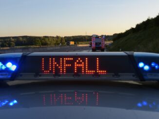 Durch seine hohe Geschwindigkeit kam das Auto von der Fahrbahn ab und prallte gegen die Mittelleitplanke (Symbolbild).