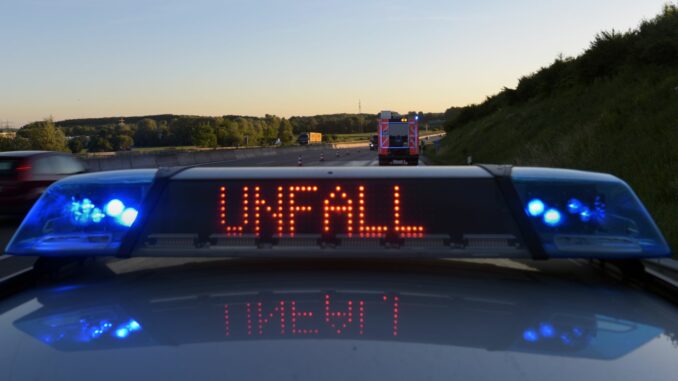 Unfall - Illustration Durch seine hohe Geschwindigkeit kam das Auto von der Fahrbahn ab und prallte gegen die Mittelleitplanke (Symbolbild).