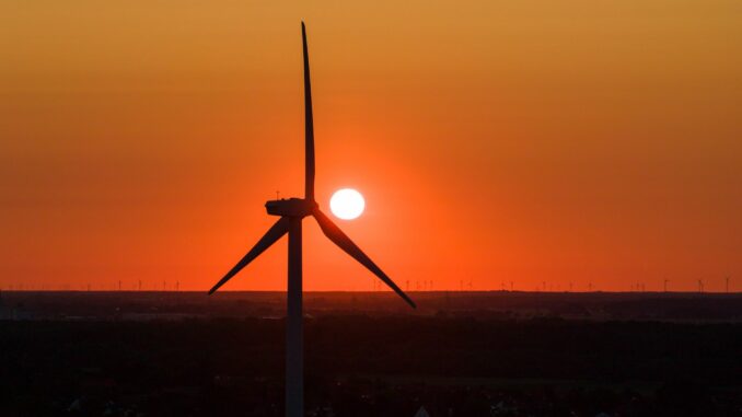 Sonnenaufgang in Hannover Ein «Energieplan Deutschland» soll Versorgungssicherheit und bezahlbare Energie bringen. (Symbolbild)