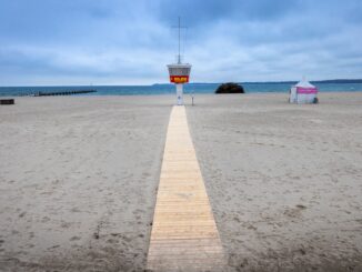 Verdacht auf Badeunfall: In Travemünde wird ein Kind vermisst. Die Retter rücken mit Drohnen, Booten und Hubschrauber aus – mit Erfolg. (Symbolbild)