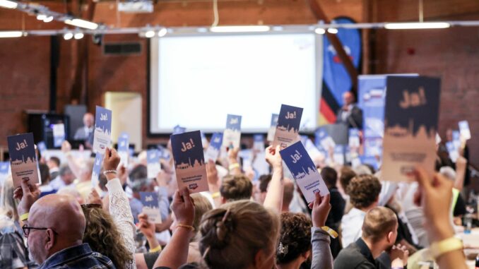 Landesparteitag der AfD Schleswig-Holstein Eine große Mehrheit der Delegierten stimmte für die Resolution.