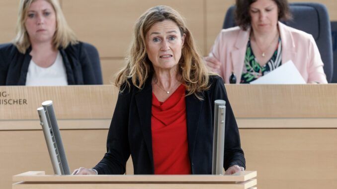 Landtag berät über Schleswig-Holstein-Pakt Finanzministerin Silke Schneider bezifferte im Mai den Anteil des Landes am Sondervermögen auf knapp 3,5 Milliarden Euro.