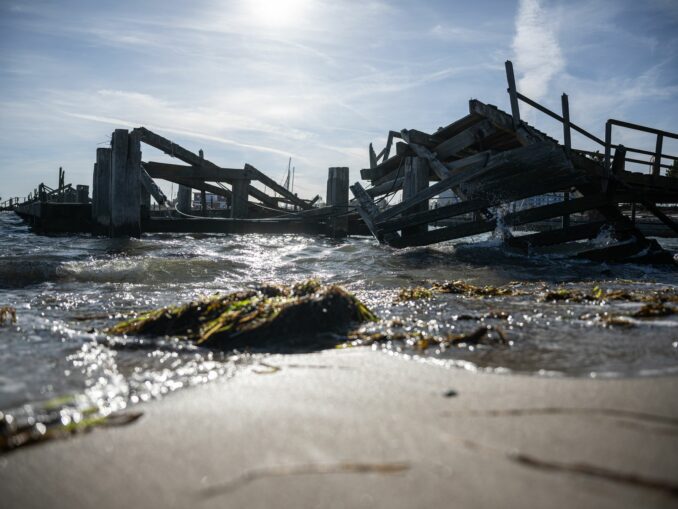 Die Wassermassen zerstörten den Hafen von Damp. (Archivbild)