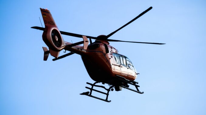 Rettungshubschrauber - Symbolbild Der 27-jährige Autofahrer wurde mit lebensgefährlichen Verletzungen in ein Krankenhaus in Hamburg geflogen. (Symbolbild)