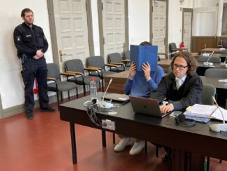 In einer von seinem Verteidiger verlesenen Erklärung räumt der 38-jährige Angeklagte das Tatgeschehen ein.