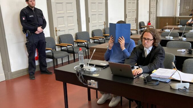Beginn Prozess wegen Mordes an Ehefrau In einer von seinem Verteidiger verlesenen Erklärung räumt der 38-jährige Angeklagte das Tatgeschehen ein.