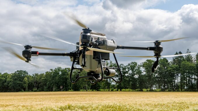Projekt "Flugsaat im Ackerbau" mit Aussaat-Drohne Per Drohne wird das Saatgut einer Zwischenfrucht noch vor der Getreideernte aufgebracht.