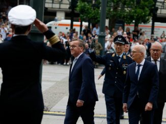 Bei einem feierlichen Beförderungsappell auf dem Hamburger Rathausmarkt dankt Verteidigungsminister Pistorius den Veteranen der Bundeswehr.