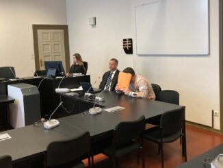 Der Angeklagte wird wegen Totschlags, gefährlicher Körperverletzung und Verstößen gegen das Waffengesetz zu einer Jugendstrafe von siebeneinhalb Jahren verurteilt.