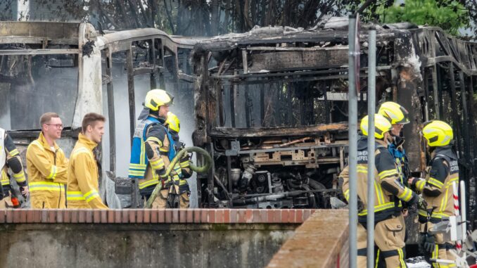 Mehrere Busse in Schenefeld in Flammen Die Brandursache ist weiterhin unklar.