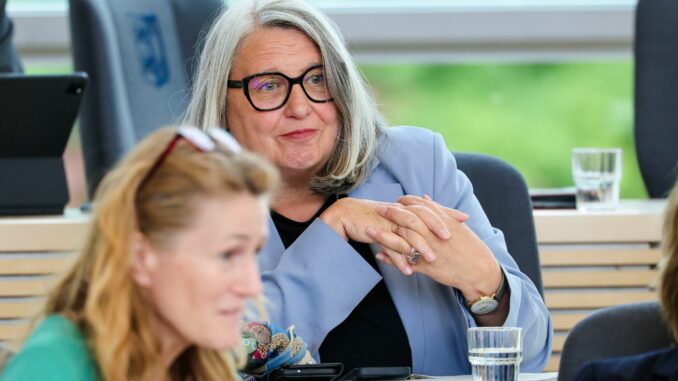 Landtagssitzung in Kiel Bildungsministerin Dorit Stenke (CDU) will für mehr WiPo-Unterricht an den Schulen sorgen. (Archivbild)