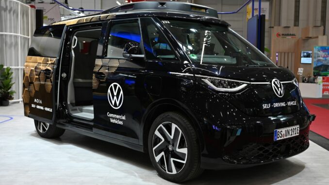 Vorstellung des autonomen Volkswagen ID.Buzz AD Erstmals zum Einsatz kommen soll er ab 2026 zunächst in Hamburg und Los Angeles.