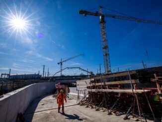 Während der Terminplan für die Erneuerung der Bahnstrecke Hamburg - Berlin bestehen bleibt, soll die Sanierung der Bahnstrecke Lübeck - Hamburg auf 2028 verschoben werden. (Archivbild)