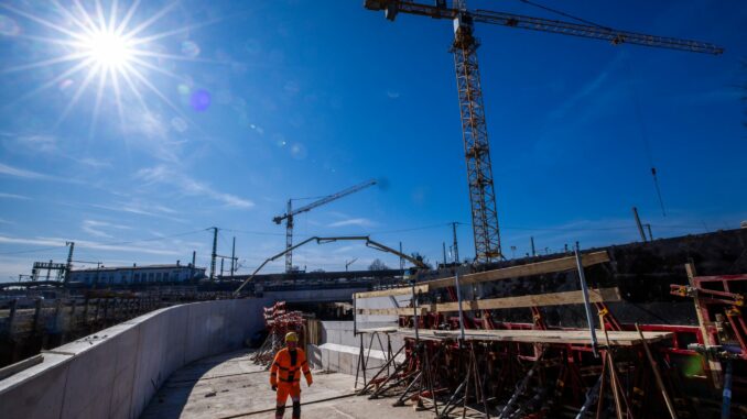 Bauarbeiten am Schienennetz der Deutschen Bahn Während der Terminplan für die Erneuerung der Bahnstrecke Hamburg - Berlin bestehen bleibt, soll die Sanierung der Bahnstrecke Lübeck - Hamburg auf 2028 verschoben werden. (Archivbild)