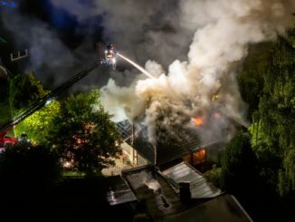 Wie es zu dem Brand kam, blieb zunächst unklar.