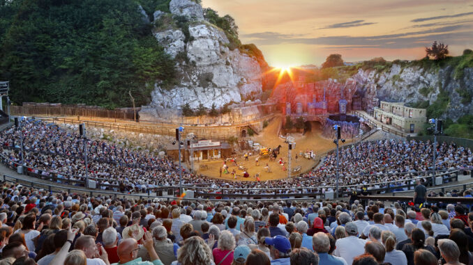 Theater mit Sonnenuntergang Kalkberg im Sonnenuntergang
