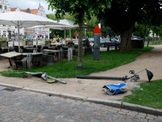 Ein Autofahrer hat in Nordfriesland auf einem Marktplatz die Kontrolle über seinen Wagen verloren.