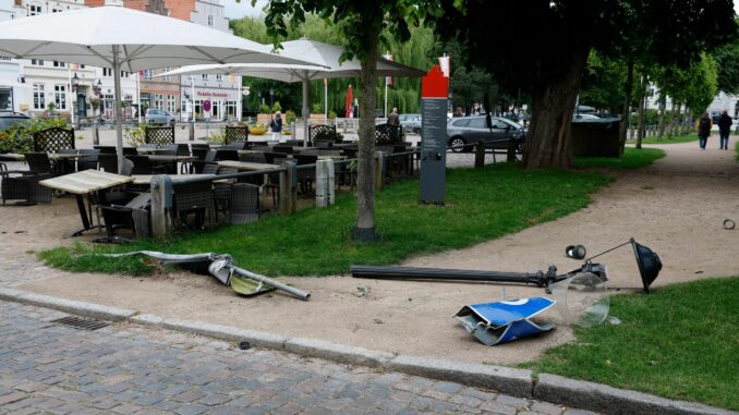 Autofahrer verliert vor Eisdiele Kontrolle - Mehrere Verletzte Ein Autofahrer hat in Nordfriesland auf einem Marktplatz die Kontrolle über seinen Wagen verloren.