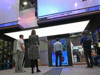 Der Weg zum Sprachassistenten ist für Sehbehinderte auf dem Boden markiert.