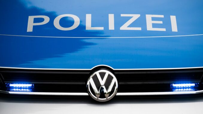 Polizei Blaulicht Das Auto eines Mannes ist gegen einen Baum geprallt.