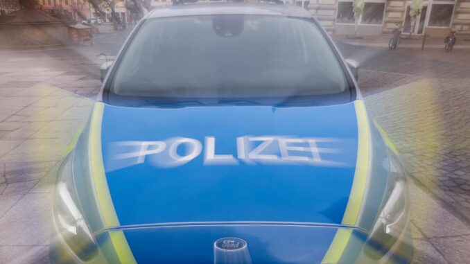Symbolbild Streifenwagen Einbrecher haben in Hamburg einen mit Wertsachen gefüllten Tresor gestohlen. (Symbolbild)