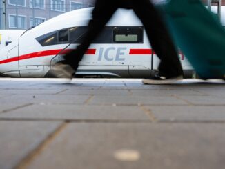Das Zugpersonal begründete das Ende Fahrt damit, dass der ICE zu verdreckt sei, um weiterzufahren. (Symbolbild)