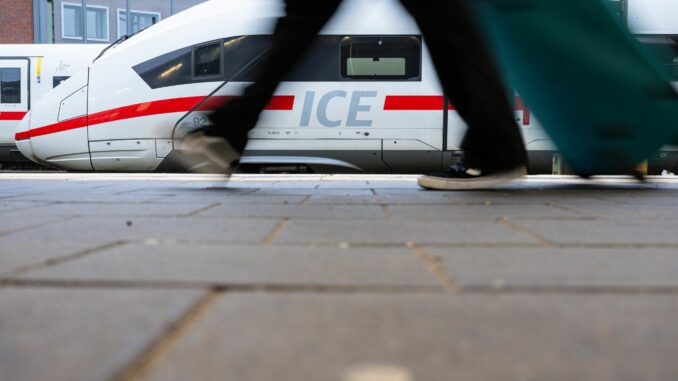 ICE Das Zugpersonal begründete das Ende Fahrt damit, dass der ICE zu verdreckt sei, um weiterzufahren. (Symbolbild)