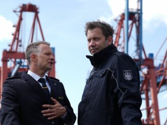 Zollpräsident Rolfink und Finanzminister Klingbeil (r) sind auf einem Schiff durch den Hamburger Hafen gefahren.