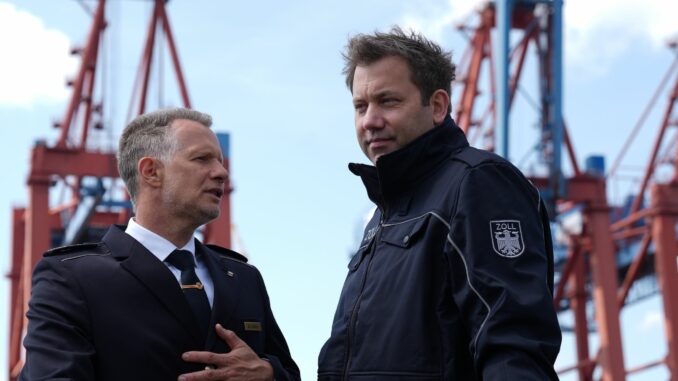 Zoll stellt Jahresbilanz 2024 vor Zollpräsident Rolfink und Finanzminister Klingbeil (r) sind auf einem Schiff durch den Hamburger Hafen gefahren.