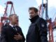 Zollpräsident Rolfink und Finanzminister Klingbeil (r) sind auf einem Schiff durch den Hamburger Hafen gefahren.
