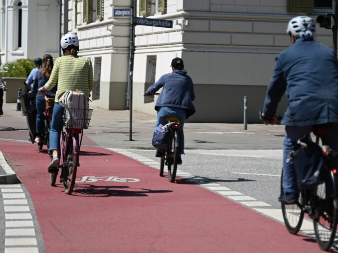 Viele Fahrradfahrende fühlen sich laut einer Umfrage des ADFC auf Hamburgs Straßen nicht sicher. (Archivbild)