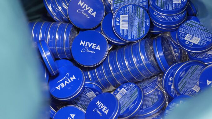 Beiersdorf AG - Produktion Nivea Creme Schweizer untersuchen die Marktmacht von Beiersdorf. (Symbolbild)