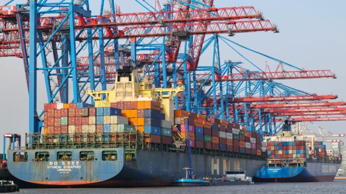 Containerschiffe im Hafen Hamburg Laut einer Sonderauswertung der Seeverkehrsprognose 2040 durch die IHK Nord wird der seewärtige Außenhandel Deutschlands bis 2040 zwar auf 331 Millionen Tonnen pro Jahr sinken, aber im Wert auf 1,224 Billionen Euro steigen. (Archivbild)