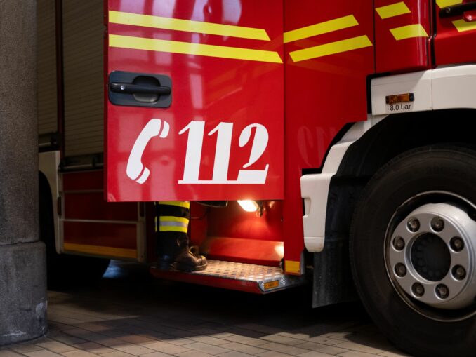 Die Feuerwehr fand in Harburg dichten Rauch vor, als sie am Hochhaus ankam. (Symbolbild)