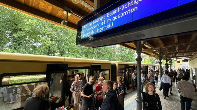 Sturm in Berlin - S-Bahn-Verkehr ausgesetzt Der gesamte S-Bahn-Verkehr wurde am Abend eingestellt.