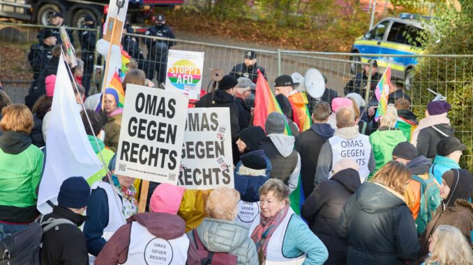 Protest gegen AfD Eine frühere Demo gegen die AfD - am Samstag rechnet die Polizei mit knapp über 1000 Demonstranten. (Symbolbild)
