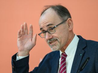 Mecklenburg-Vorpommerns Wirtschaftsminister Wolfgang Blank (parteilos) betrachtet den Ausbau der Strecke Lübeck - Bad Kleinen als eines der zentralen Schienenprojekte für Mecklenburg-Vorpommern. (Archivbild)