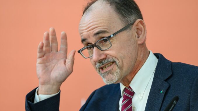 Mecklenburg-Vorpommerns Wirtschaftsminister Mecklenburg-Vorpommerns Wirtschaftsminister Wolfgang Blank (parteilos) betrachtet den Ausbau der Strecke Lübeck - Bad Kleinen als eines der zentralen Schienenprojekte für Mecklenburg-Vorpommern. (Archivbild)
