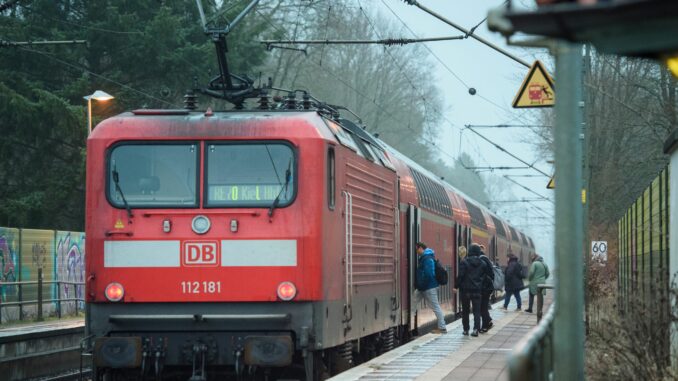 Regionalbahn zwischen Kiel und Hamburg Bei der ersten Ausschreibung für die Neuvergabe der Strecke ging kein wirtschaftliches Angebot ein (Archivbild).