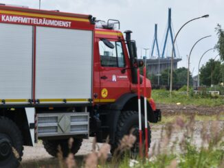 Einsatz den Kampfmittelräumdienst in Hamburg-Steinwerder: Eine Bombe wurde entdeckt.