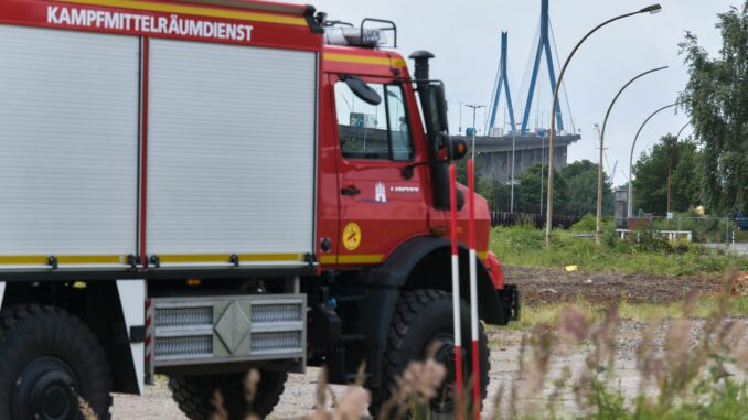 Bombe nahe Köhlbrandbrücke entdeckt Einsatz den Kampfmittelräumdienst in Hamburg-Steinwerder: Eine Bombe wurde entdeckt.