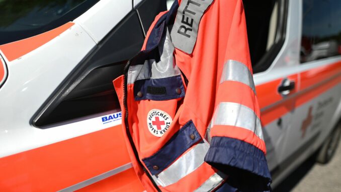 Rettungsdienst Ein 71-Jähriger stirbt nach einem Unfall in Hamburg (Symbolbild).
