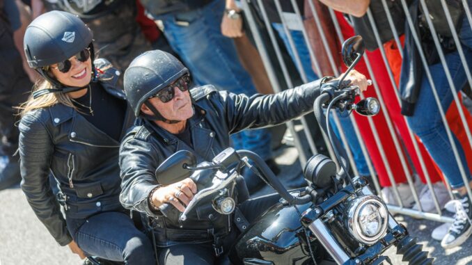 Abschluss Hamburg Harley Days Zum Abschluss der Harley Days gibt es eine 30 Kilometer lange Abschlusstour. Die hat diesmal ein Rockmusiker angeführt.