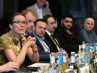 Ksenija Bekeris (SPD, l), Schulsenatorin von Hamburg, sitzt gemeinsam mit Religionsvertretern im Hamburger Rathaus. Dutzende Hamburger Schulen haben sich im laufenden und im vergangenen Schuljahr wegen extremistischer Vorfälle an die Behörde gewandt. (Archivbild)