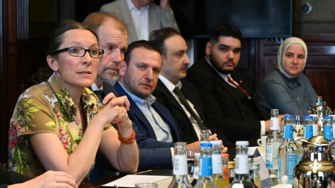 Ksenija Bekeris (SPD, l), Schulsenatorin von Hamburg, sitzt gemeinsam mit Religionsvertretern im Hamburger Rathaus. Dutzende Hamburger Schulen haben sich im laufenden und im vergangenen Schuljahr wegen extremistischer Vorfälle an die Behörde gewandt. (Archivbild) 