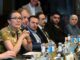 Ksenija Bekeris (SPD, l), Schulsenatorin von Hamburg, sitzt gemeinsam mit Religionsvertretern im Hamburger Rathaus. Dutzende Hamburger Schulen haben sich im laufenden und im vergangenen Schuljahr wegen extremistischer Vorfälle an die Behörde gewandt. (Archivbild)