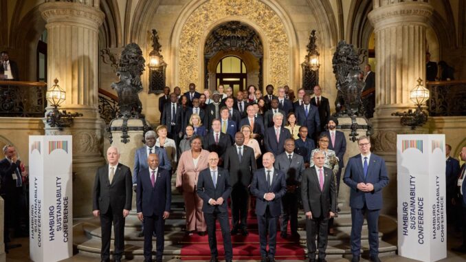 Hamburger Nachhaltigkeitskonferenz Teilnehmer der Hamburger Nachhaltigkeitskonferenz im vergangenen Jahr stehen für ein Gruppenbild im Rathaus zusammen. (Archivbild)